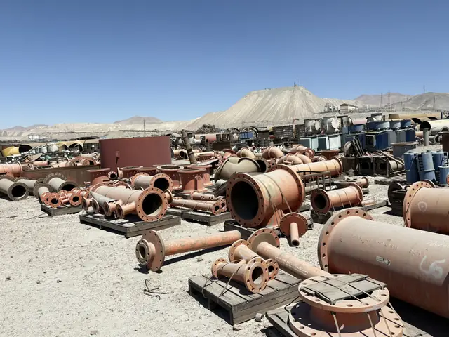 Patio de la Fundición de Chuquicamata con cañerías y piezas de acero dadas de baja
