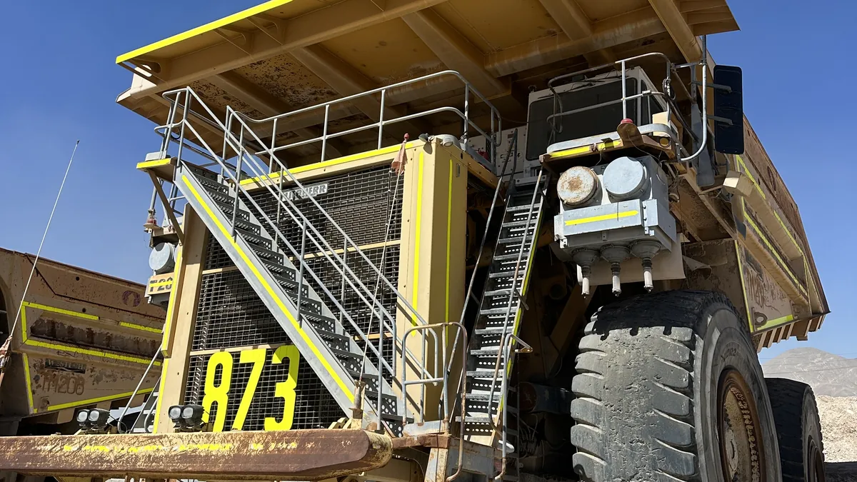 Camión minero de extracción N° 873 en un patio de Codelco, disponible para remate