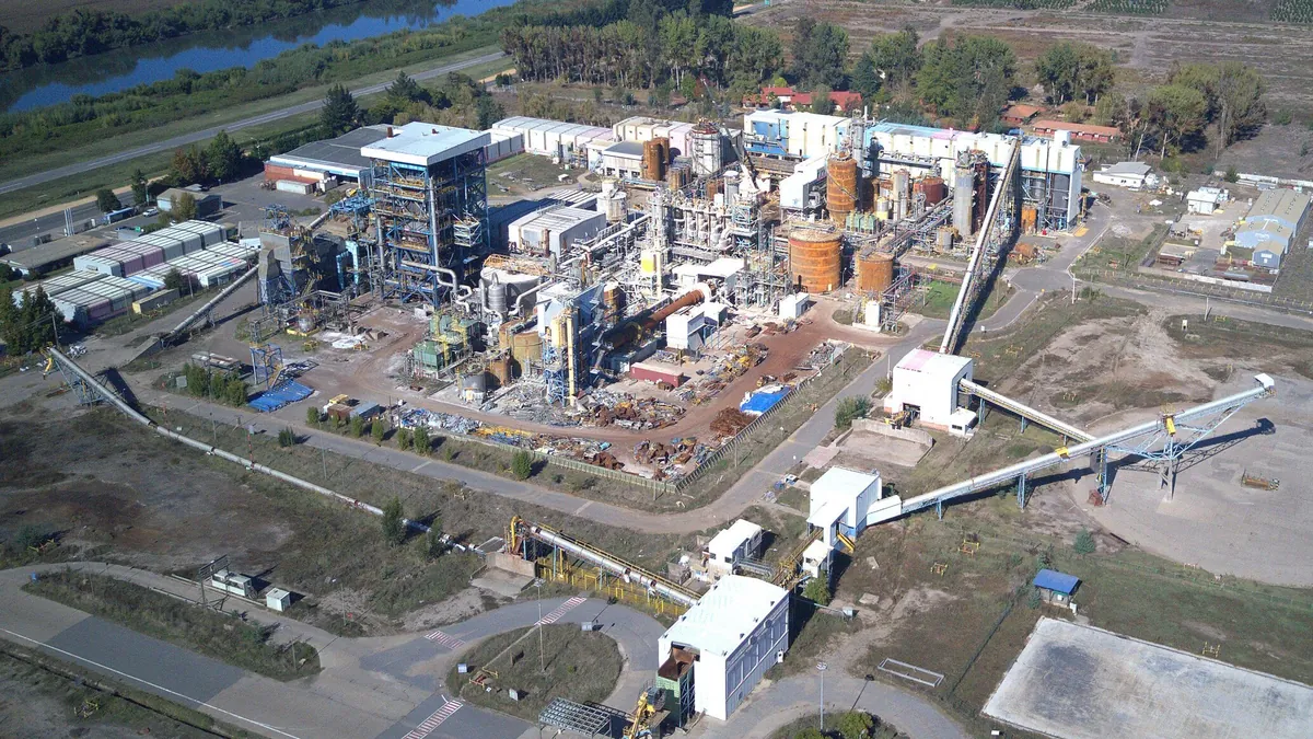 Vista aérea de la ex planta de celulosa Licancel junto al río