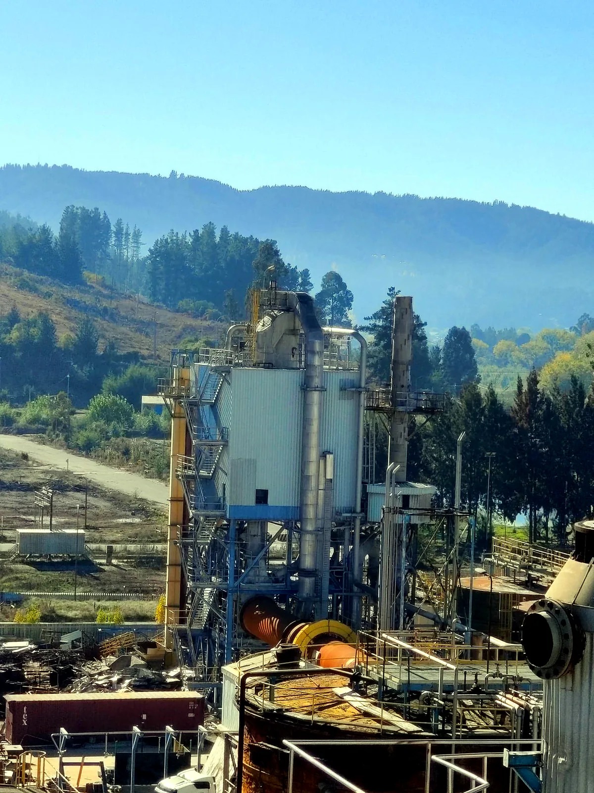 Torre del horno de cal y horno rotatorio de la ex planta de celulosa Licancel, rodeada de bosque