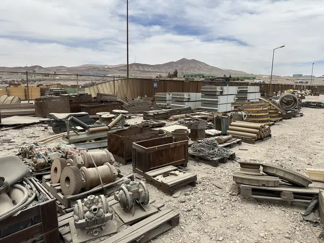 Patio de Radomiro Tomic con repuestos, válvulas y equipos de planta dados de baja