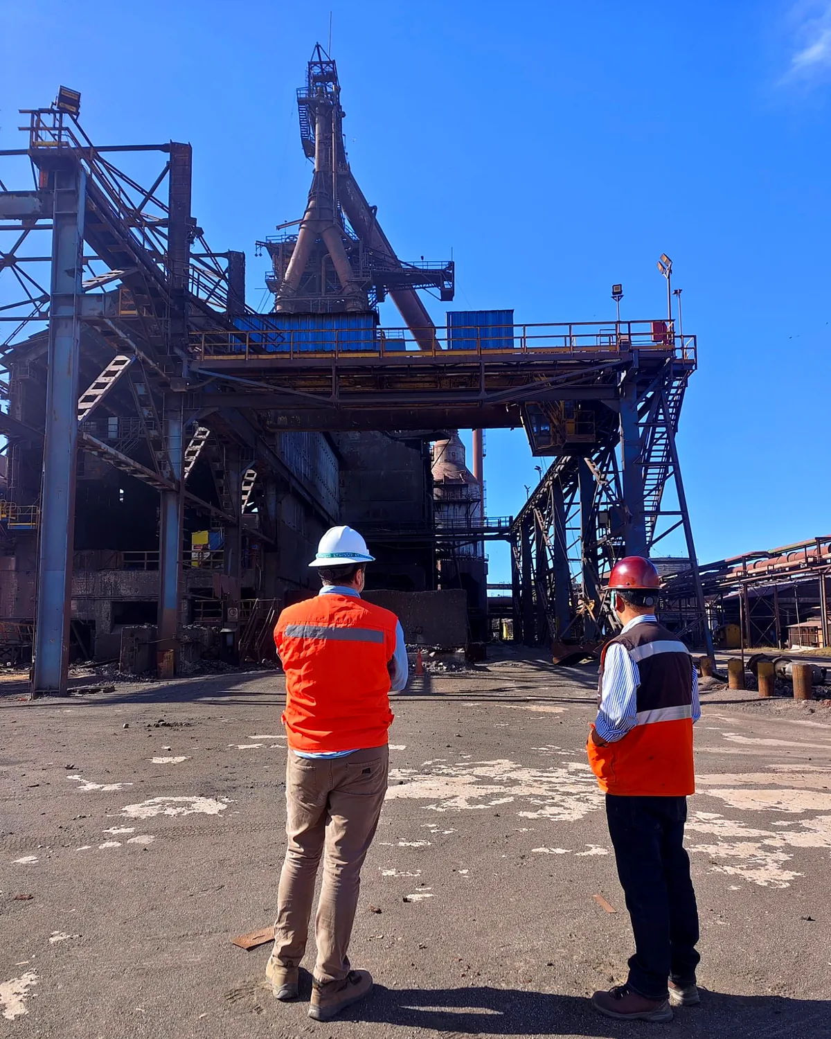 Equipo de Prelco junto a personal del cliente frente al alto horno de la planta Huachipato, en Talcahuano, durante un levantamiento en terreno