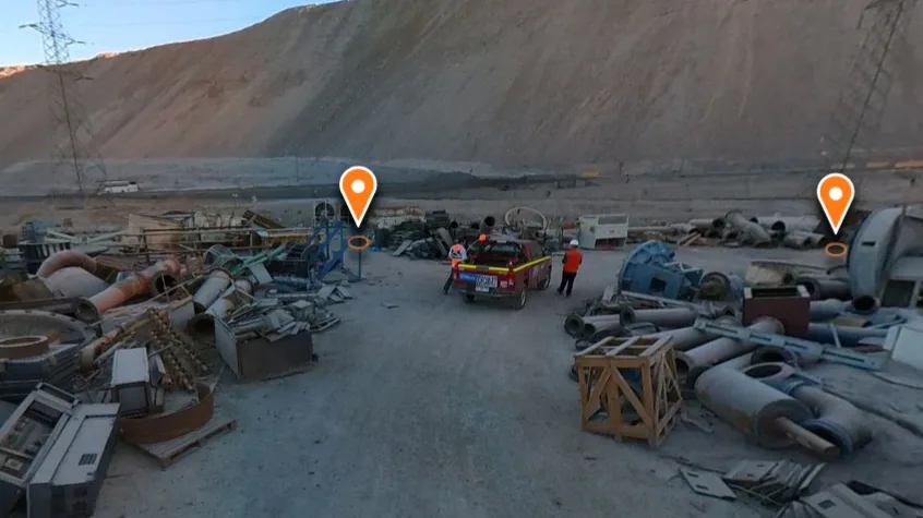 Vista del visor 360° de un patio de Codelco con puntos de interés marcados sobre los equipos
