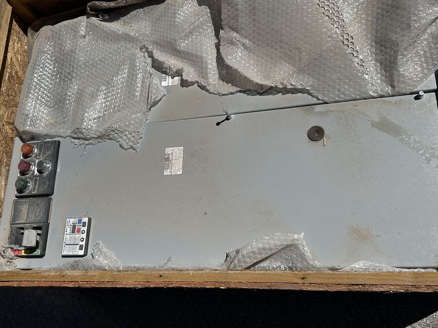 Tablero eléctrico embalado en caja de madera, remate de repuestos Codelco