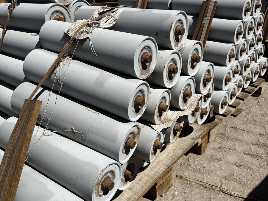 Polines para cintas transportadoras apilados en pallet, remate de repuestos Codelco