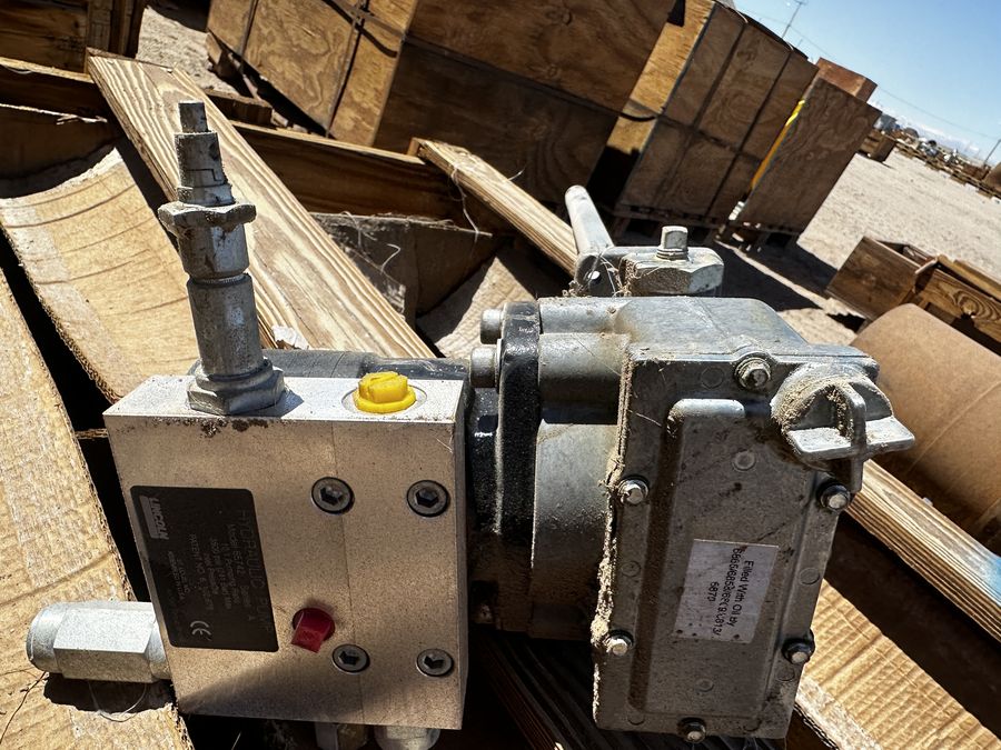 Bomba y actuador hidráulico sobre pallet de madera, remate Codelco Ministro Hales